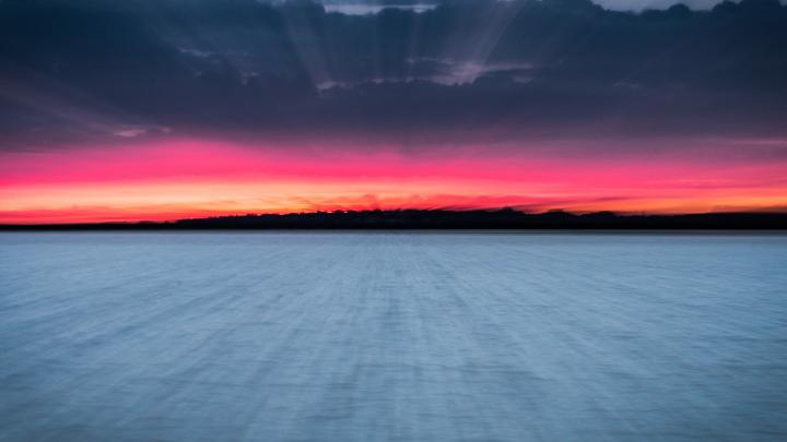 Iskold frostnat med det sidste eller allerførste af solens stråler i lilla og rødlige nuancer